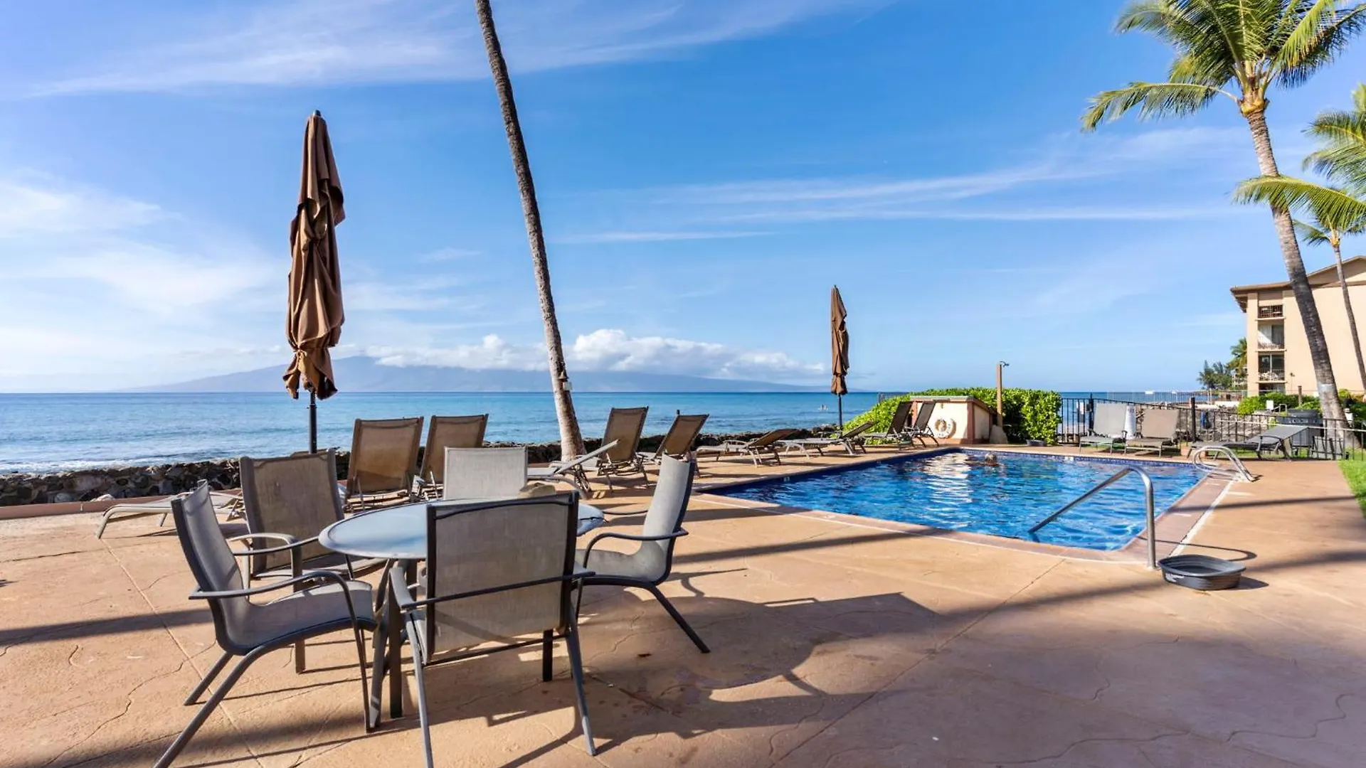Modern Oceanfront Beach Hale Kai 1Bed Kahana Holiday home